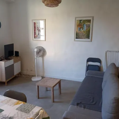 Studio Refait Recemment Rue Des Artistes A Διαμέρισμα